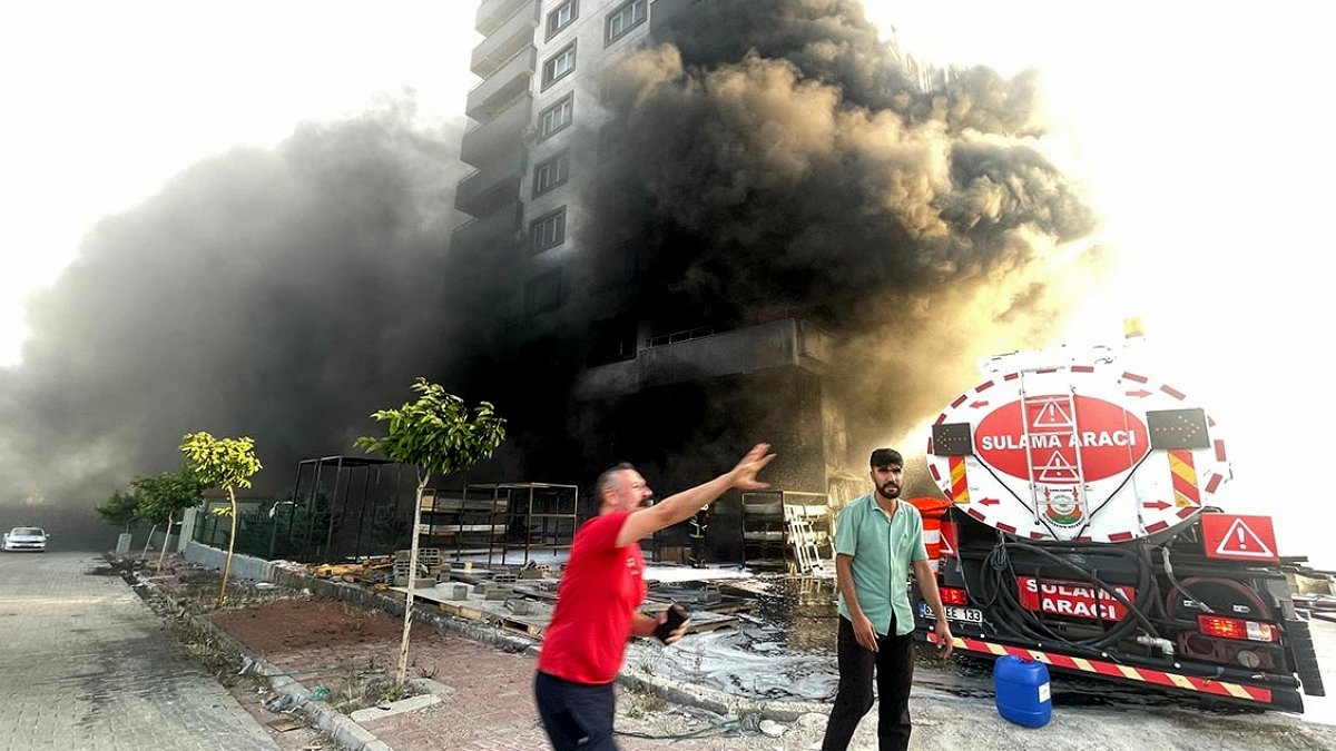 Şanlıurfa'da 10 Katlı Apartmanda Çıkan Yangın 7 Kişiyi Etkiledi
