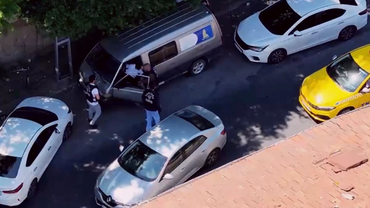 13 Yaşındaki Çocukların İstanbul'da Minibüs Hırsızlığı Macerası Kamerada