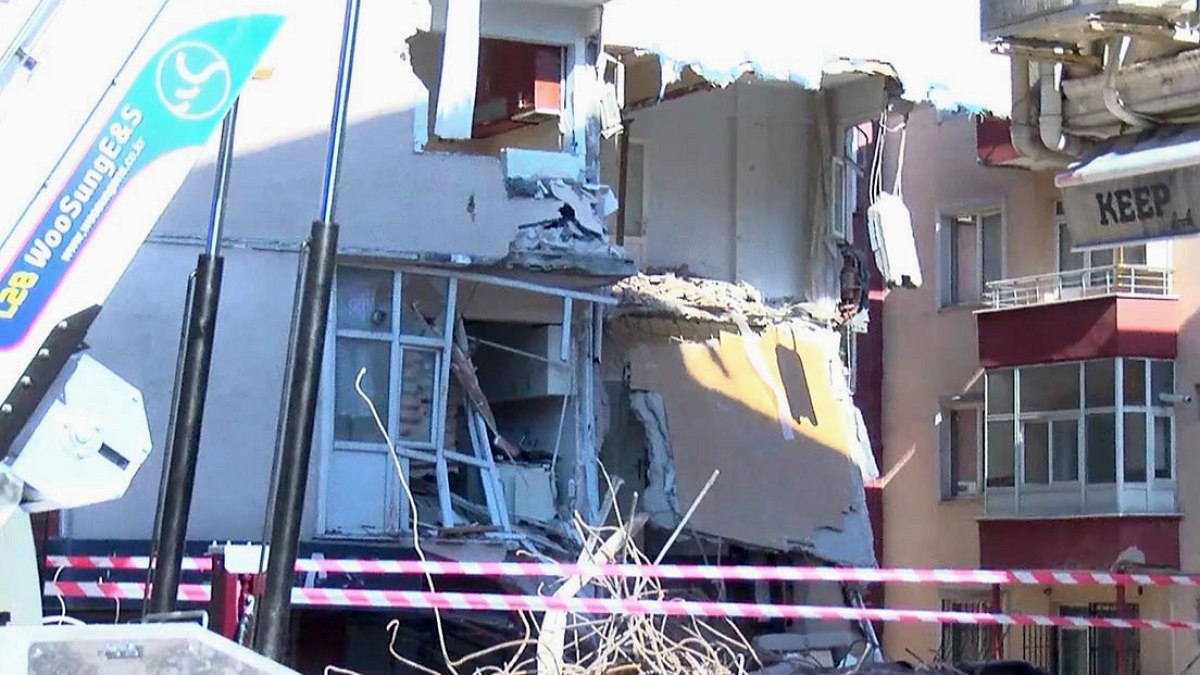 Kontrolsüz Yıkım 5 Katlı Apartmanı Yerle Bir Etti, Komşu Binalar Boşaltıldı