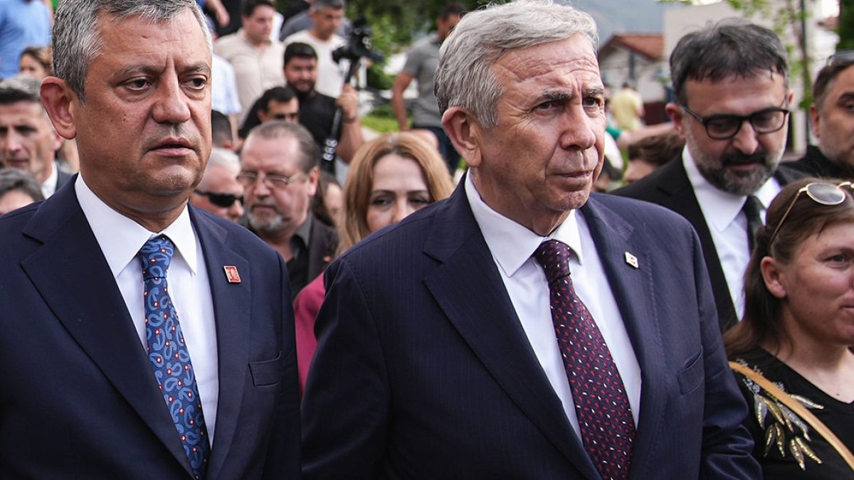 CHP'de Yeni Parti Sinyalleri: Özgür Özel'in İki Parti Hazırlığı İddiası