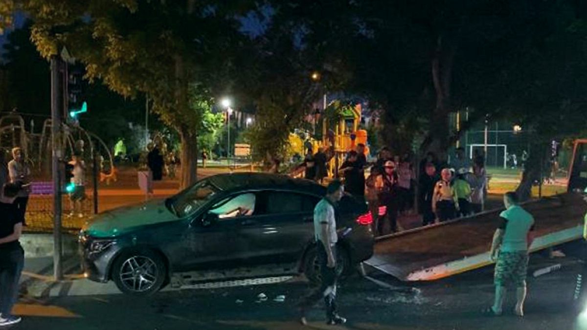Bakırköy'de Feci Kaza: Kırmızı Işıkta Bekleyen Araca Çarpan Otomobil Ters Döndü, 2 Yaralı