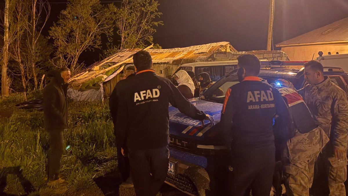 Hakkari'de Yaylada Mahsur Kalan 8 Kişi Ekiplerin Titiz Çalışmasıyla Kurtarıldı