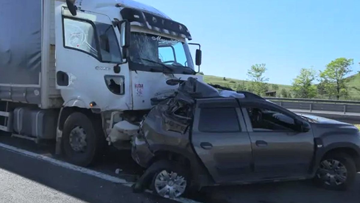 Bolu Otoyolunda Korkunç Kaza: Kamyon Otomobili Biçti, 2 Kişi Ağır Yaralandı