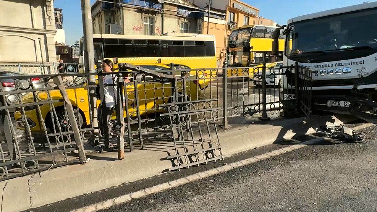 Beyoğlu'nda Yol Yıkama Aracı Kontrolden Çıktı: Refüje Çarptı