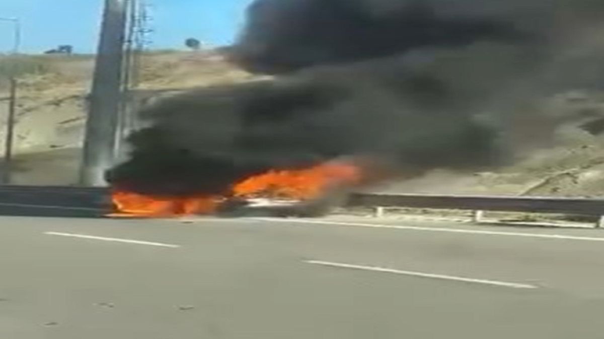 Çekmeköy'de Seyir Halindeki Otomobil Motor Kısmından Alev Aldı
