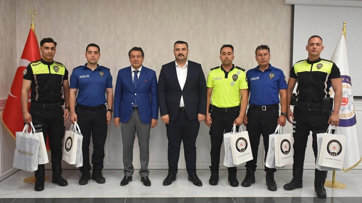 LGS'ye Geç Kalan Öğrenciyi Sınava Yetiştiren Polise Teşekkür