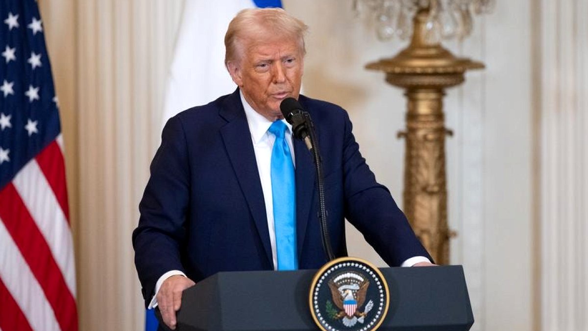 İran'a 300 Milyar Dolarlık Fon İddiası: Trump Yalanladı, Yardımcısı Doğruladı