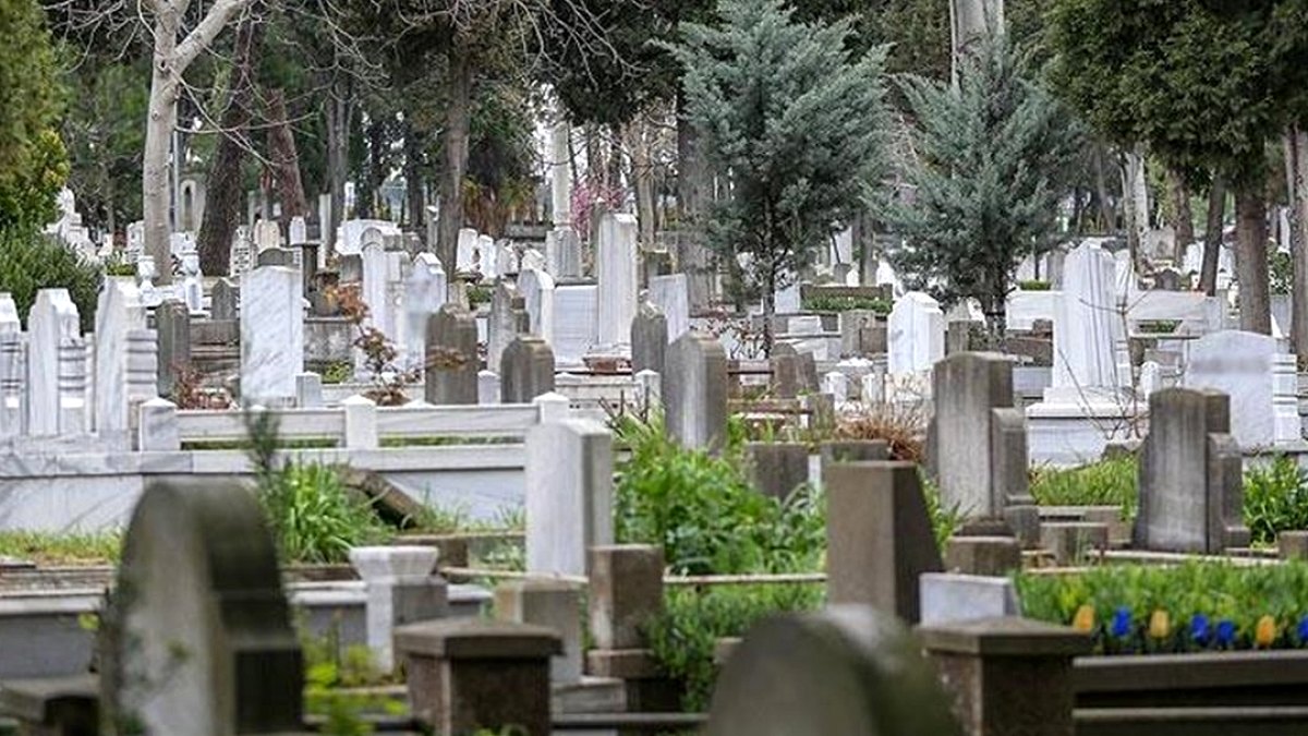 Fransa'da Mezarlık Krizi: Sembolik Yasakla Protesto Edildi