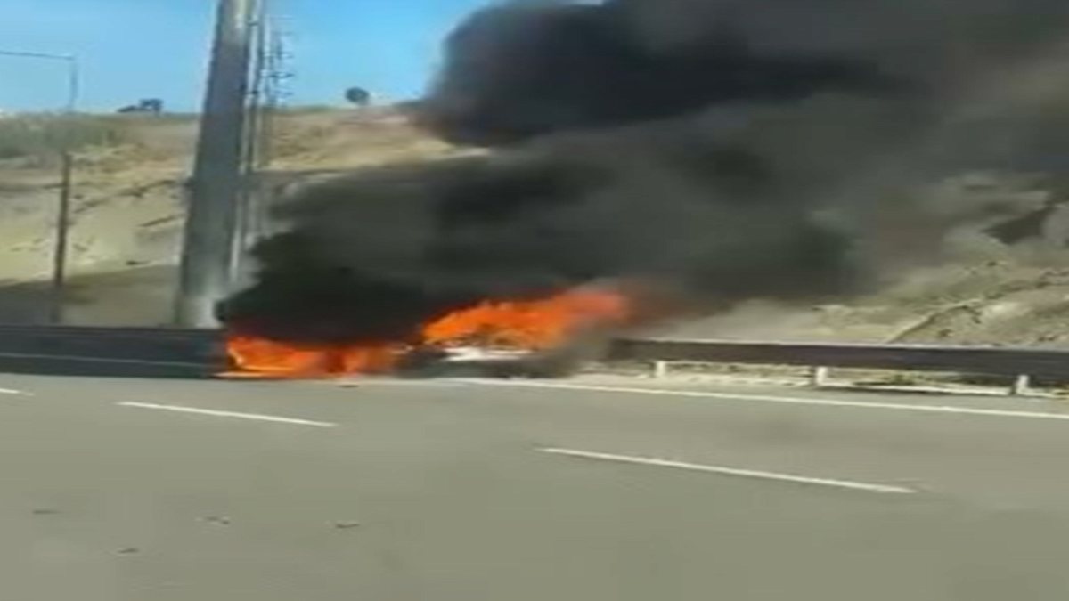 Çekmeköy'de Seyir Halindeki Otomobil Motor Kısmından Alev Aldı