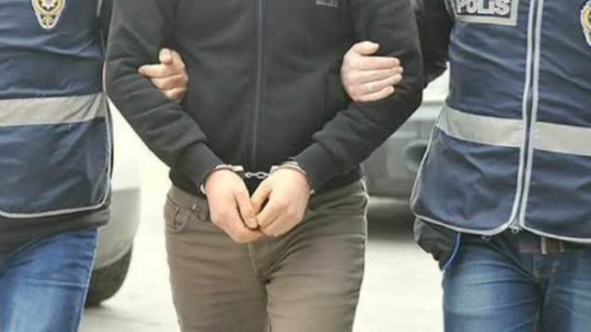 Kastamonu'da Narkotik Operasyonu: Şüpheliler Yakalandı, Çok Sayıda Silah ve Hap Ele Geçirildi