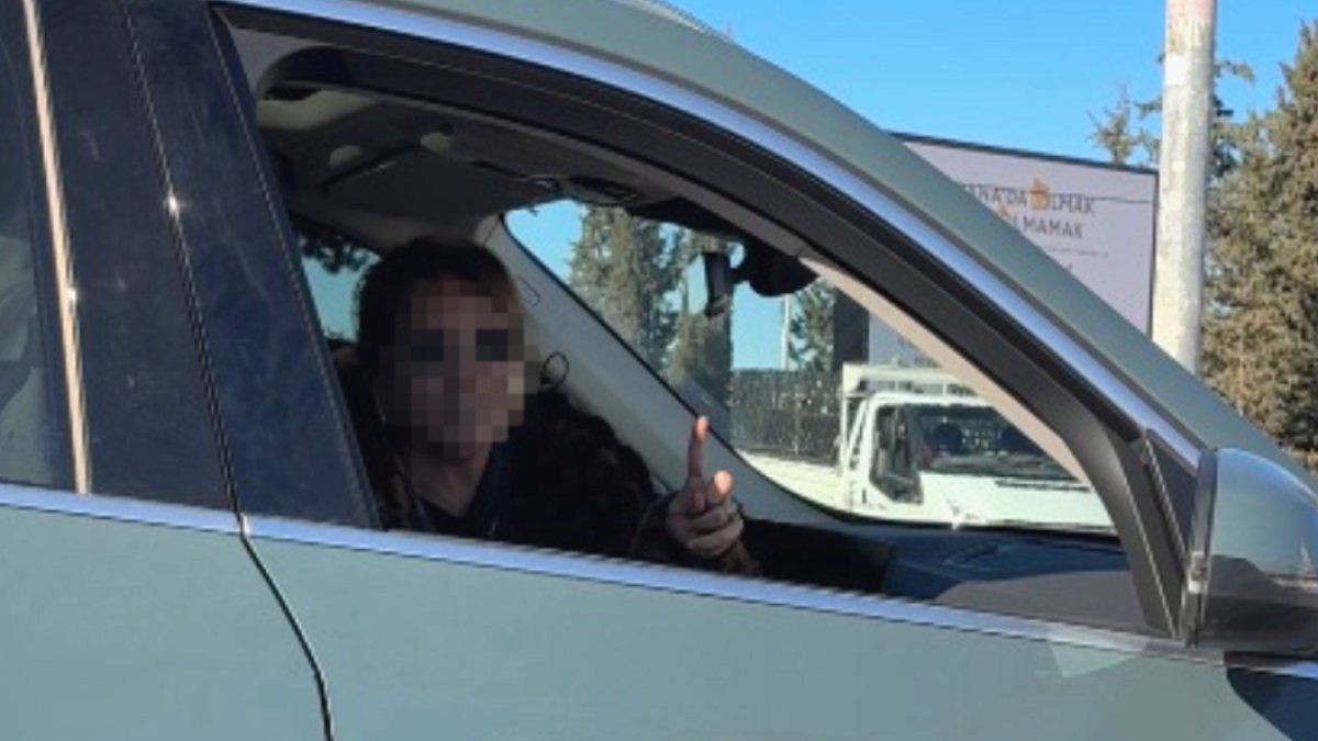 Adana'da Trafikte Kadın-Erkek Sürücülerin Küfürlü Tartışması Kamerada