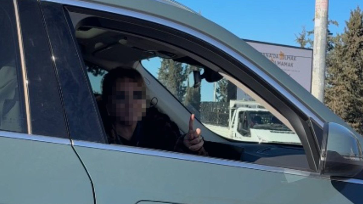 Adana'da Trafikte Küfürlü Tartışma: Kadın ve Erkek Sürücüler Karşı Karşıya Geldi