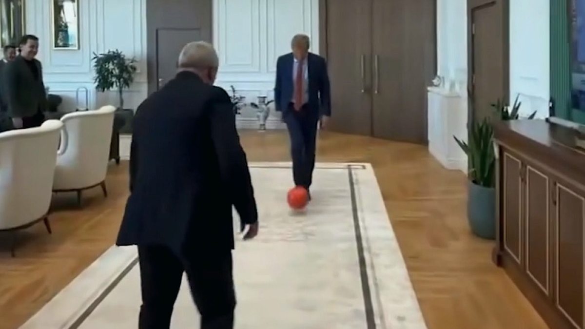 Büyükelçi ile Makam Odasında Futbol Oynayan Başkan'a Tasarruf Tepkisi