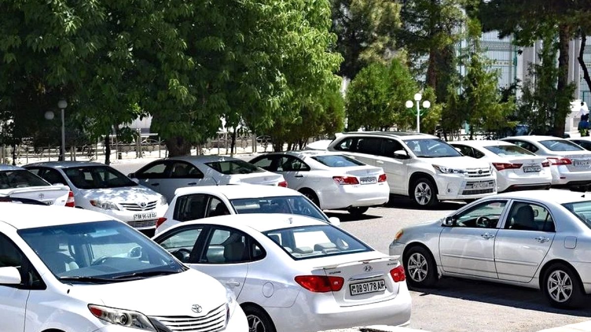 Türkmenistan'da Renk Yasakları: Beyaz Olmayan Araç Görmek Mümkün Değil