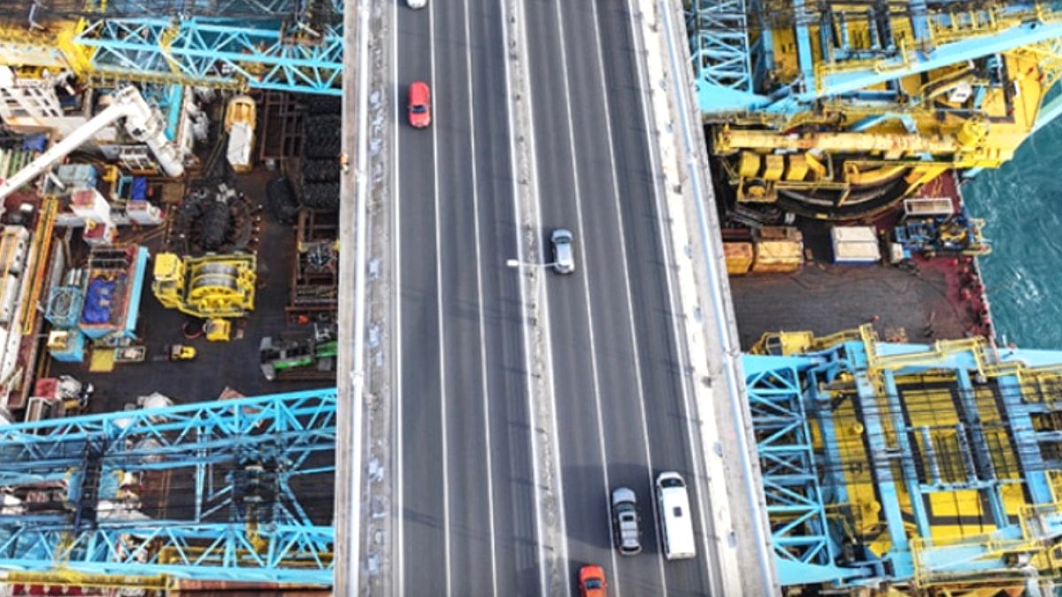 Devasa Mühendislik Gemisi İstanbul Boğazı'ndan Geçti: Trafik Durduruldu