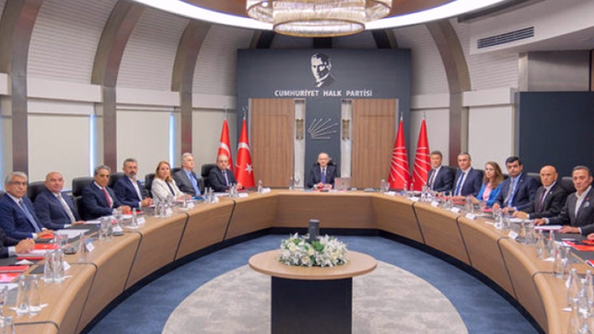 CHP'de Büyük Revizyon: 3 Mevcut ve 3 Eski İl Başkanı YDK'ya Sevk Edildi