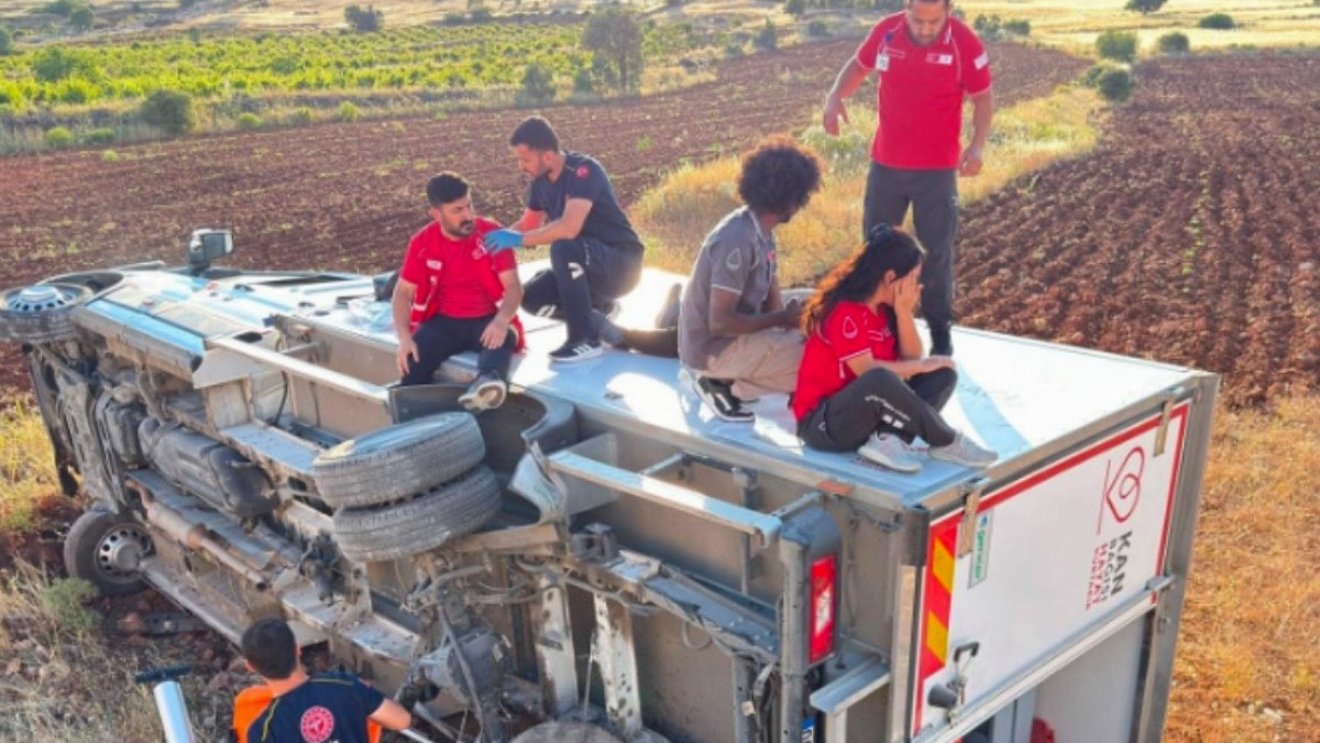 Mardin'de Kızılay Aracının Devrilmesiyle 4 Kişi Yaralandı