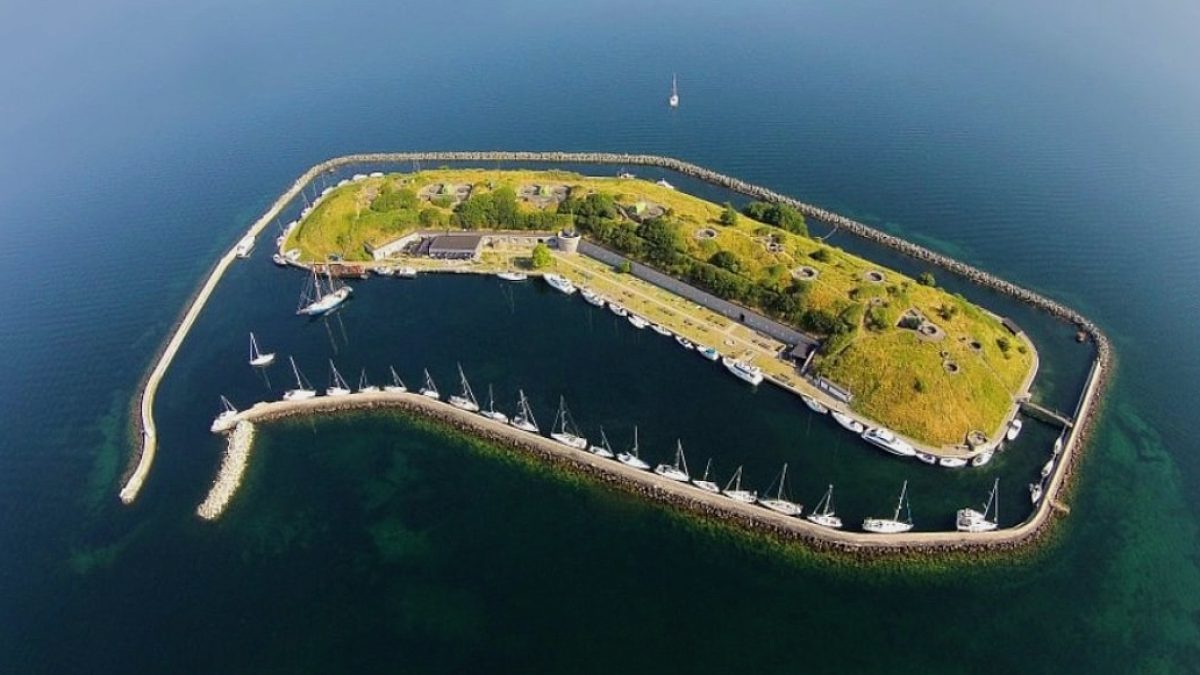 Danimarka'dan Şaşırtıcı Satış: Deniz Ortasındaki Tarihi Ada Yeni Sahibini Arıyor