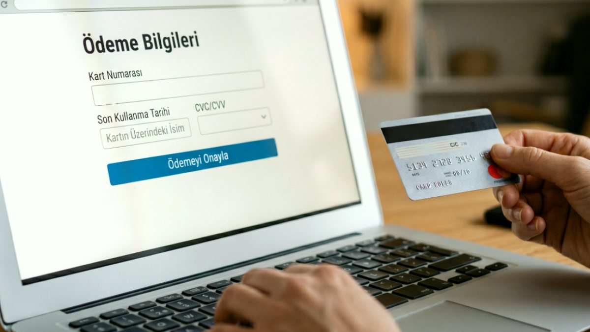 Online Alışverişte Siber Tehditler: Paranızı Korumak İçin 5 Altın Kural