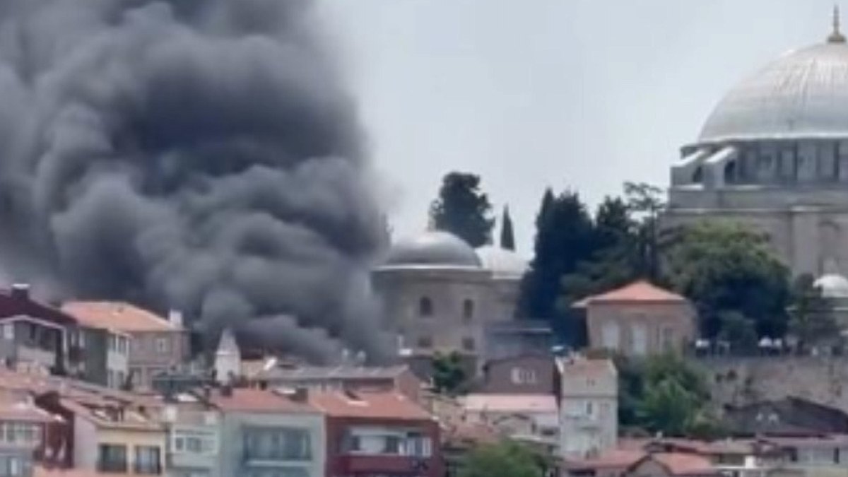 İstanbul'da Bina Alevlere Teslim Oldu: Fatih'te Panik Dolu Anlar Yaşandı