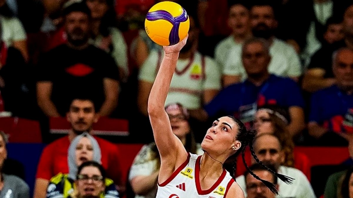 Milli Voleybolcu Karmen Aksoy'dan Kötü Haber: Ön Çapraz Bağ Yırtıldı