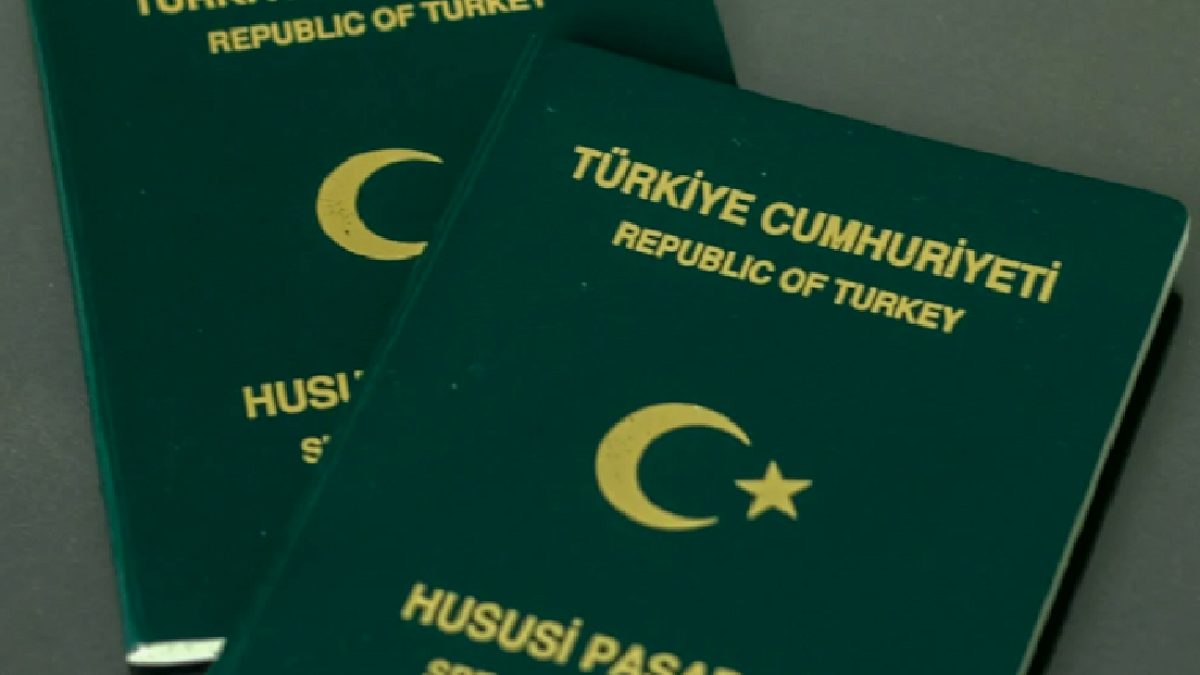Yeşil Pasaportla Vizesiz Seyahat Hakkı Kalktı mı? Resmi Açıklama Geldi