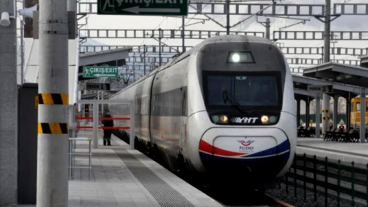 Demiryolu Hatlarında Zehirli Ot İlaçlaması: TCDD'den Tarihli Uyarı