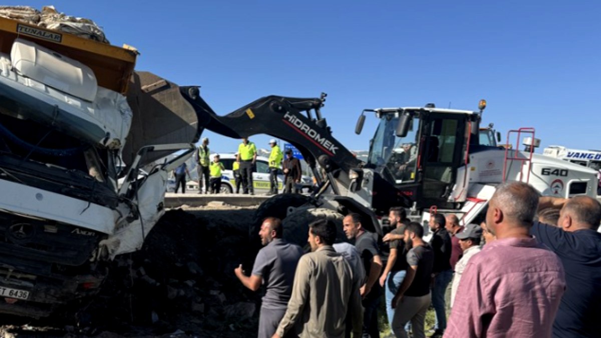 Hakkari'de Korkunç Kaza: Minibüs ile Kamyon Çarpıştı, 2 Can Yitirildi