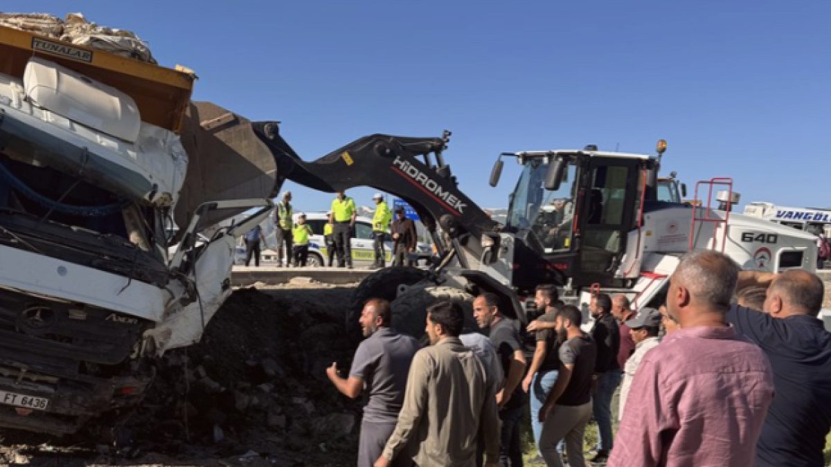 Hakkari'de Minibüs ve Kamyon Çarpıştı: 2 Ölüm, 3 Yaralı