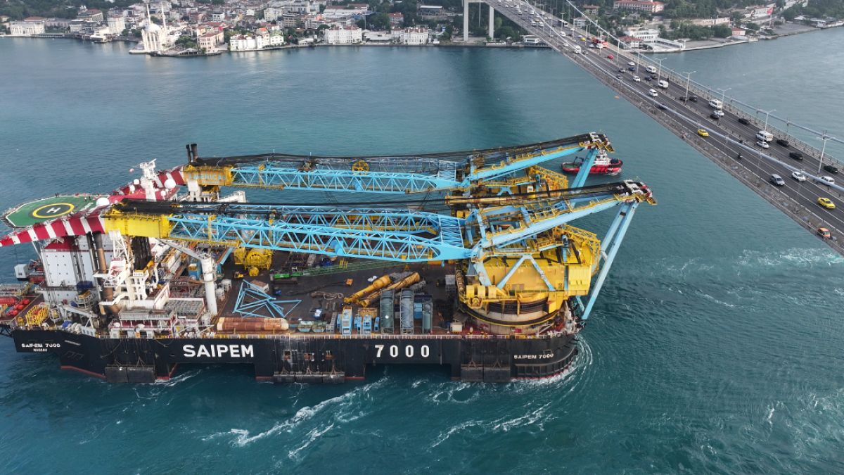 Dev Vinç Gemisi İstanbul Boğazı'ndan Tehlikeli Geçiş Yaptı