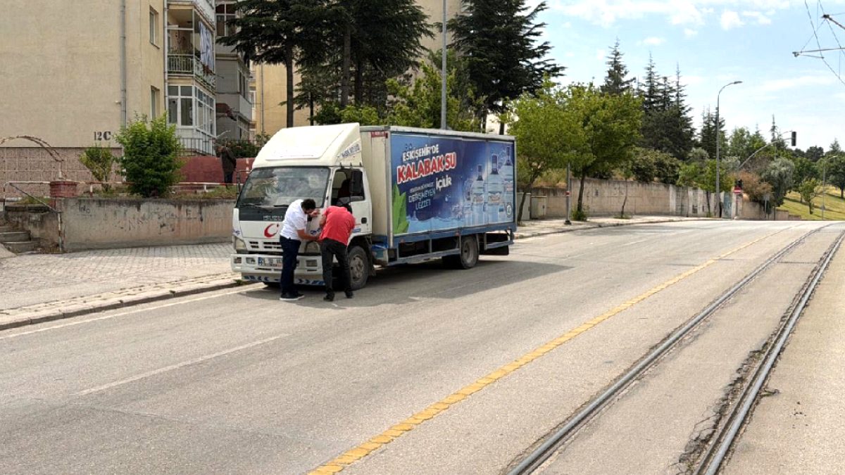 Eskişehir'de Annesinin Yanında Karşıya Geçerken Kamyon Çarptı: 9 Yaşındaki Çocuk Ağır Yaralı