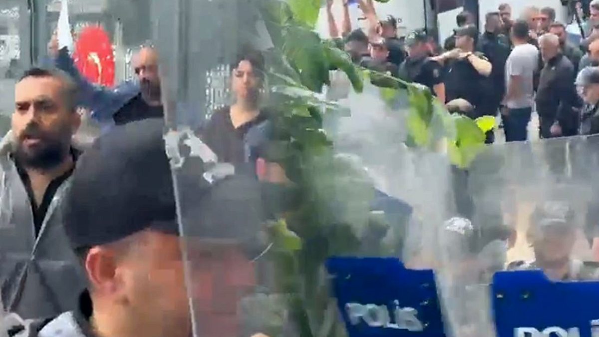 Öğretmenlerin Bakanlık Önündeki Eylemine Polis Müdahalesi: Gözaltılar ve Basına Engelleme