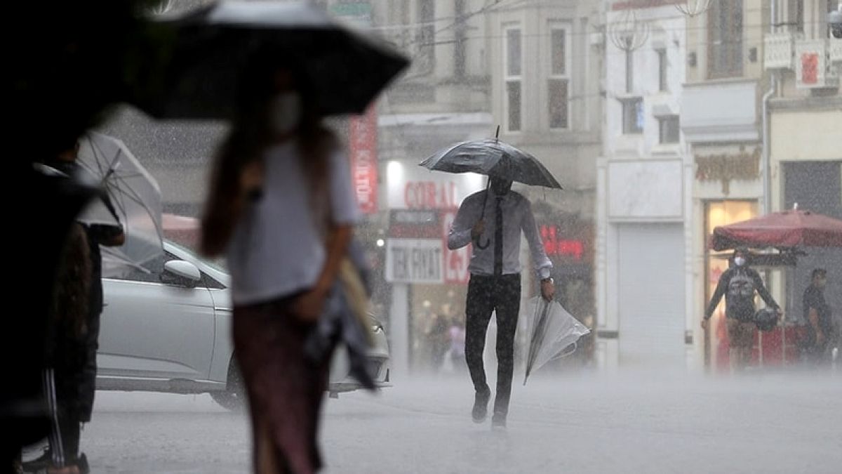 İstanbul'da Cuma Günü Şiddetli Yağış Bekleniyor: Sel ve Ulaşım Aksaklıkları Uyarısı