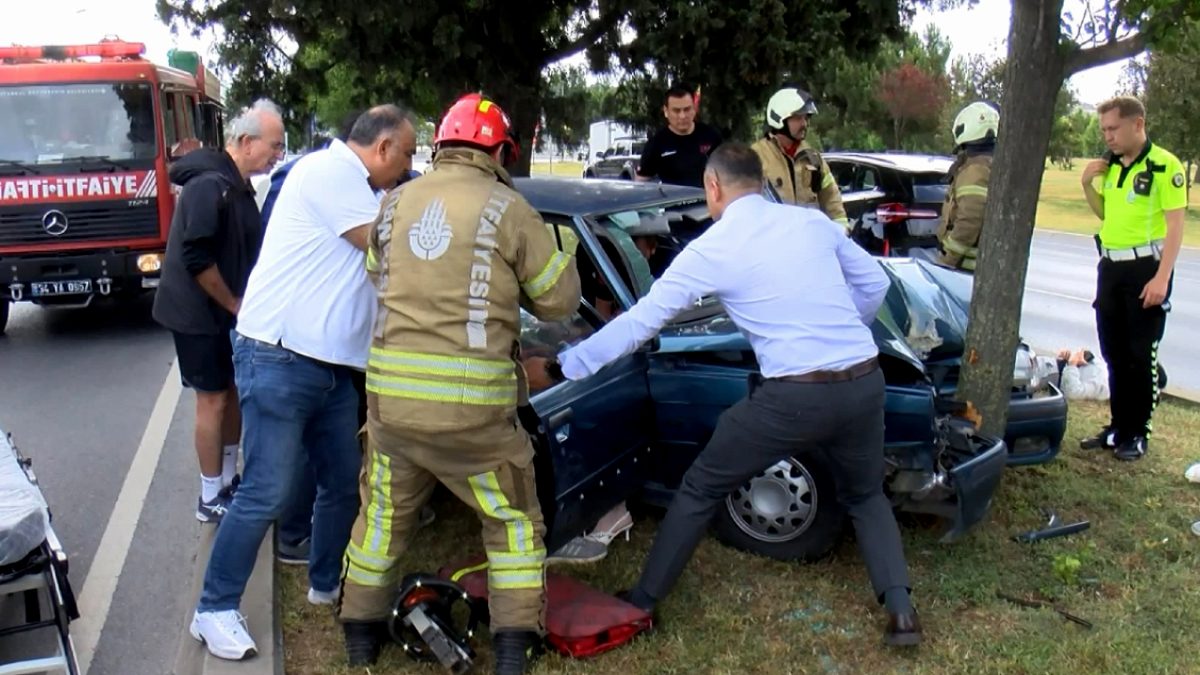 Bakırköy'de Sürücüsünün Direksiyon Hakimiyetini Kaybettiği Otomobil Ağaca Çarptı: 3 Yaralı