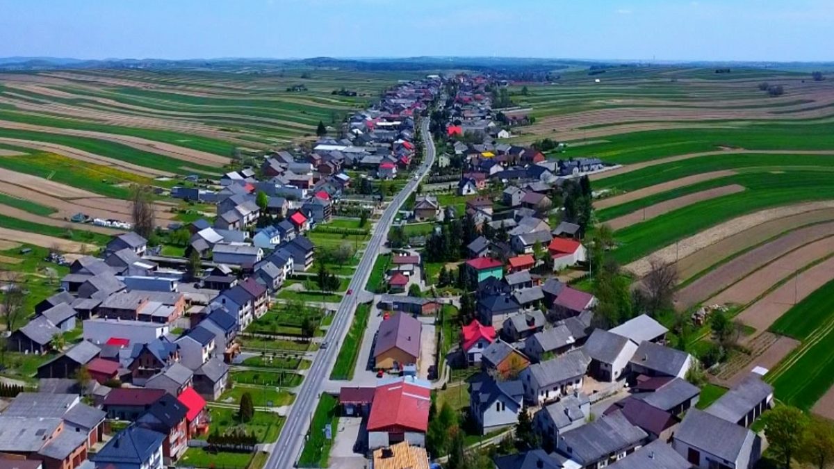 Polonya'da Tek Cadde Üzerinde Kurulan Eşsiz Köy: 6 Bin Kişi Tek Hat Üzerinde Yaşıyor