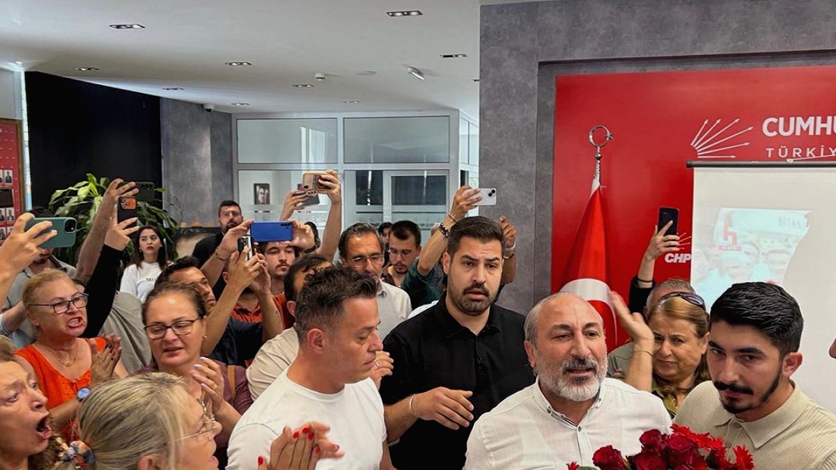 CHP İzmir İl Binasında Gerginlik: Seçilmiş ve Atanmış Başkan Taraftarları Çarpıştı
