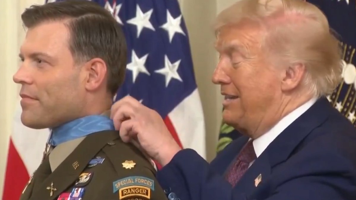 Trump'tan Madalya Takdiminde Garip Hareketler: Asker Boynunda Düğümle Kaldı