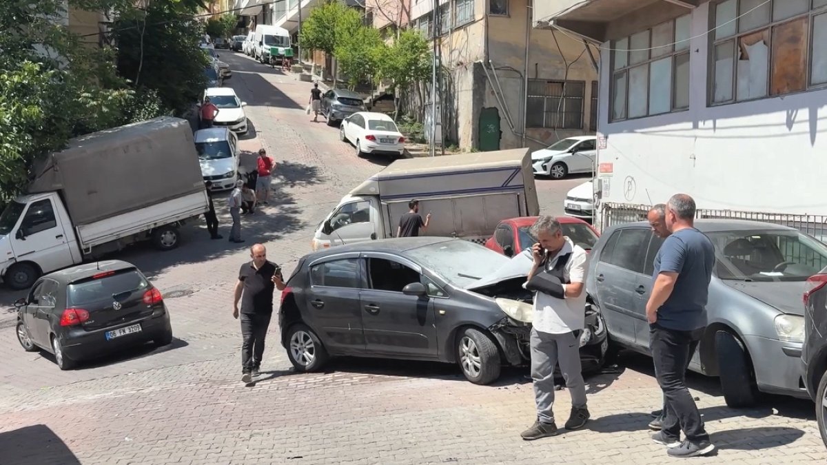 Kağıthane'de Yokuştan Kayıp 3 Araca Çarpan Otomobil Sahibi Kaldırımdan İzledi