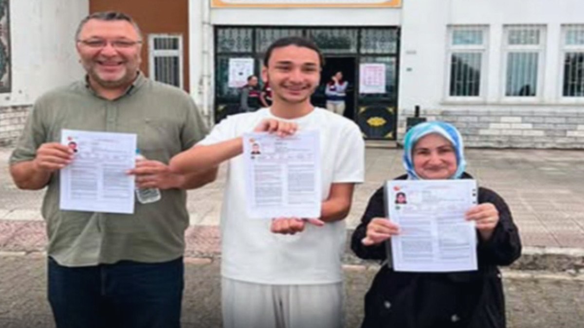 YKS'de Aile Boyu Sınav Heyecanı: Anne, Baba ve Oğul Aynı Okulda Ter Döktü