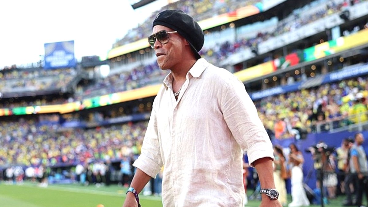 Futbolun Sihirbazı Ronaldinho Sahalara Dönüyor: Yeni Görevi Şaşırttı