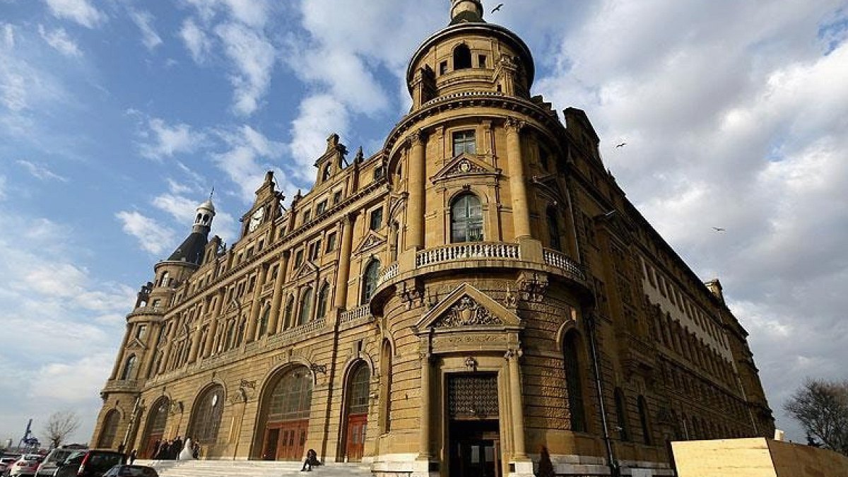 Haydarpaşa Garı Restorasyonunda Yeni Endişeler: Kulede Kırık Tespit Edildi
