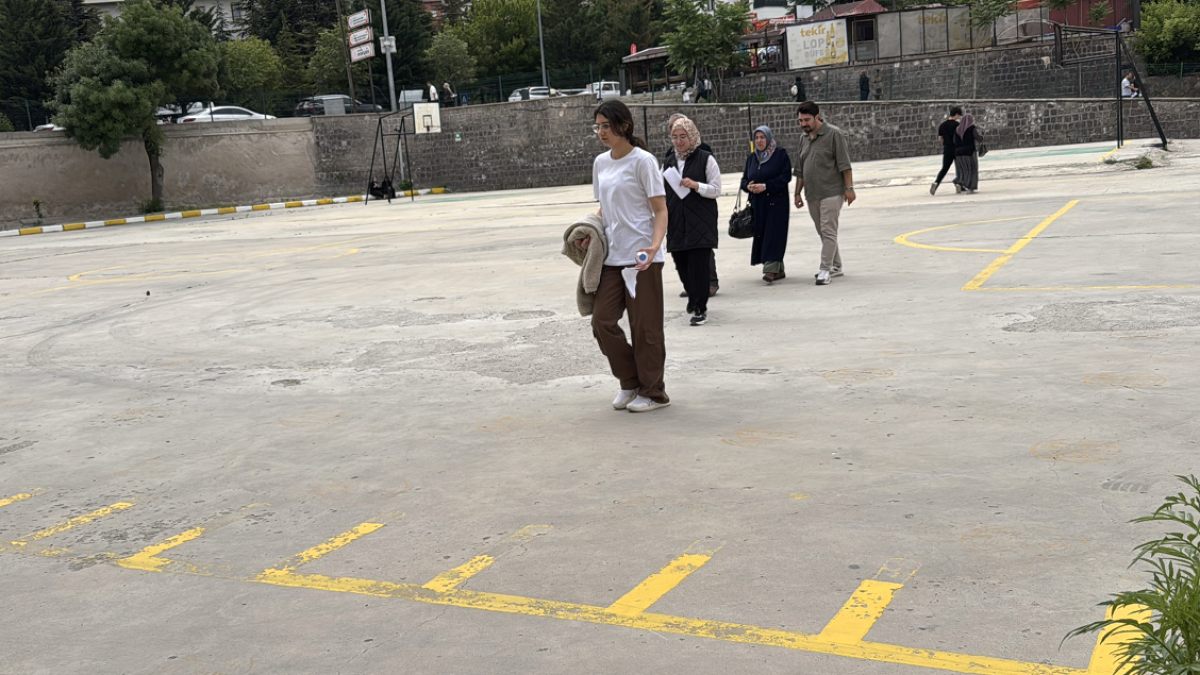 YKS'nin İlk Ayağı TYT Sınavı Başladı: Milyonlarca Öğrenci Ter Döküyor