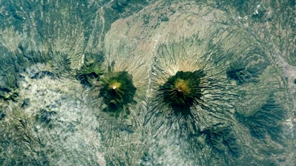 Uzaydan Görülen 'Evli Çift' Volkanlar Endonezya'ya Hayat Veriyor
