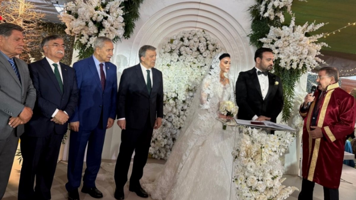 Siyaset Arenasında Dikkat Çeken Anlar: Gül ve AKP'li Vekillerden Farklı Masalar