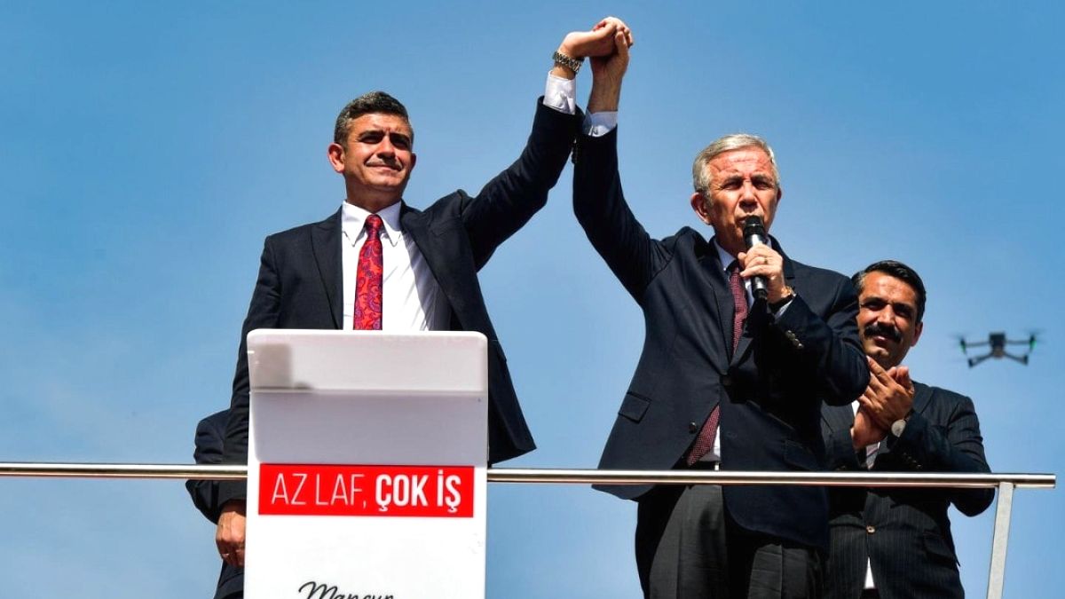 Ankara'da Siyasi Manevra: CHP'li Başkan AKP'ye Geçiyor mu? Pankartlar İndirildi