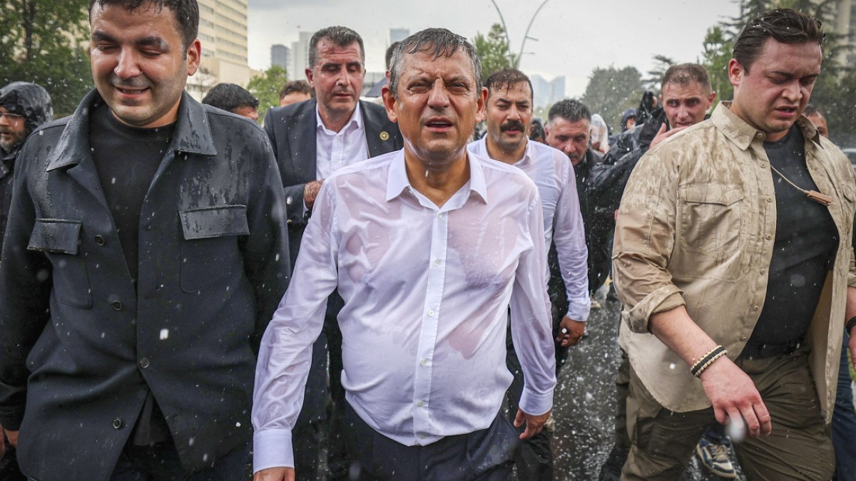 Özgür Özel Yeni Parti Kuruyor: Adı 'Yürüyüş' Olabilir
