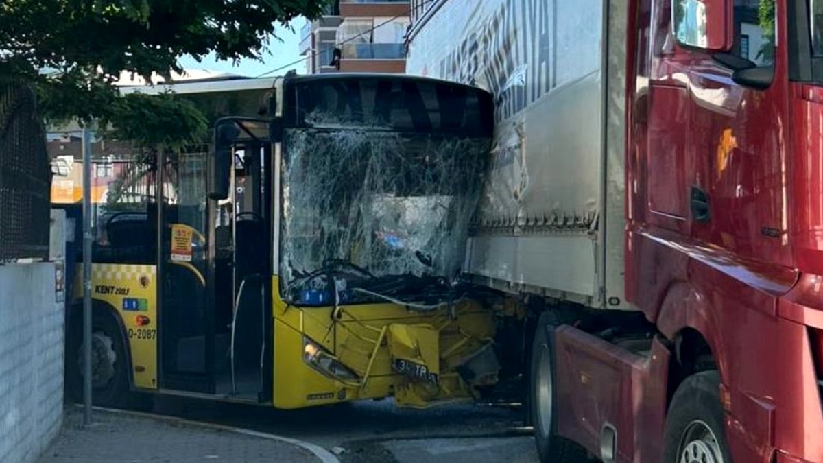 İstanbul'da Feci Kazada Otobüs ve TIR Çarpıştı: 3 Yaralı