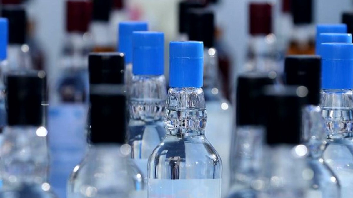 Alanya'da İşletmeye Baskın: 108 Litre Kaçak Alkole El Konuldu