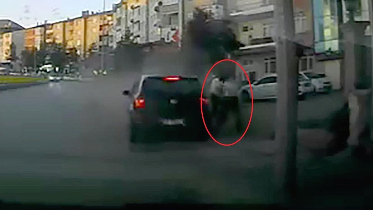 Erzurum'da Kaldırıma Savrulan Otomobilden İki Kadın Son Anda Kurtuldu