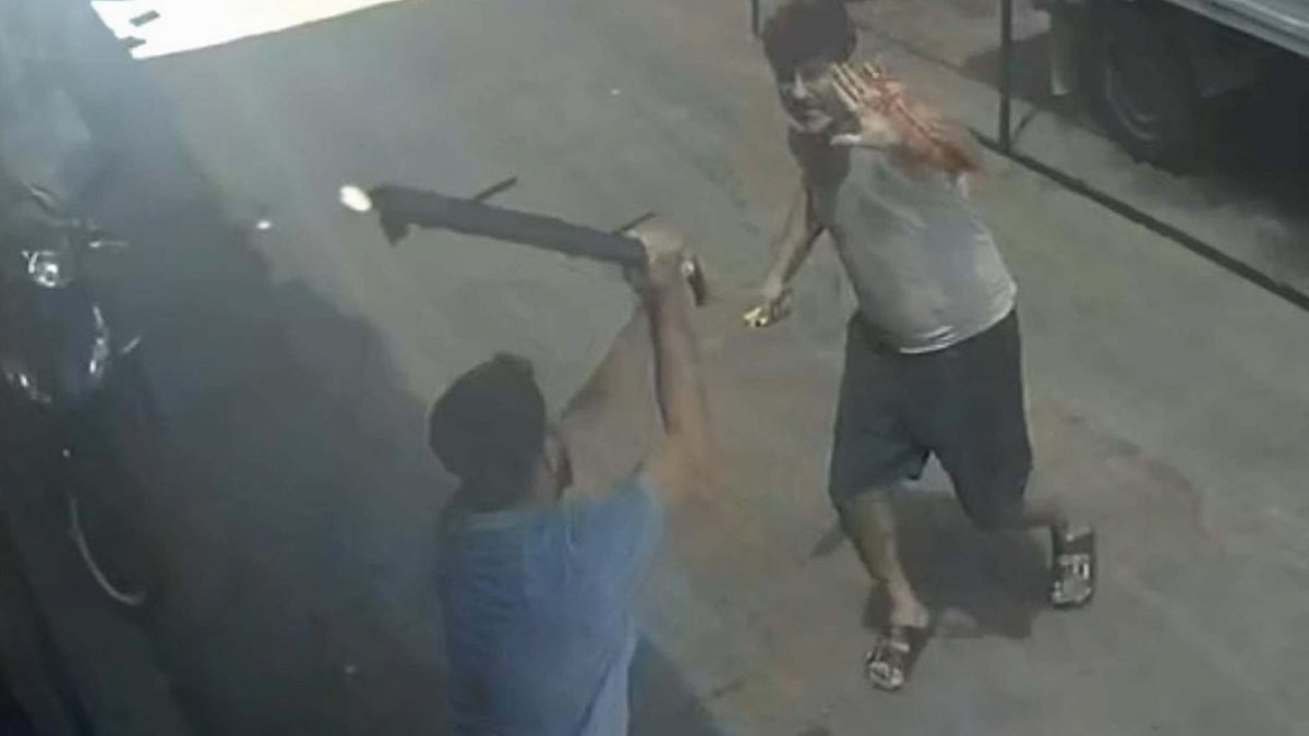 Bodrum'da İşletmeye Bıçaklı Saldırı: Sopalarla Karşılık Verildi, Olay Anı Kamerada